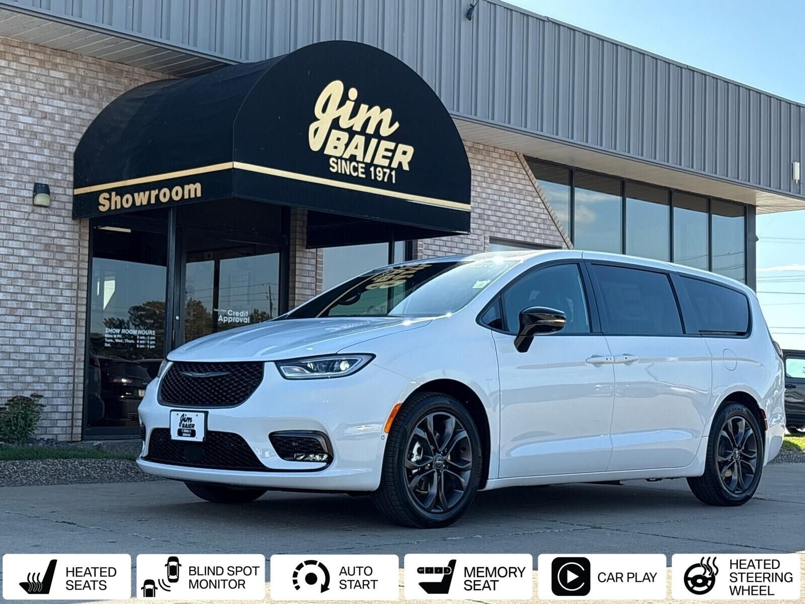 2026 Chrysler Pacifica Select's photo