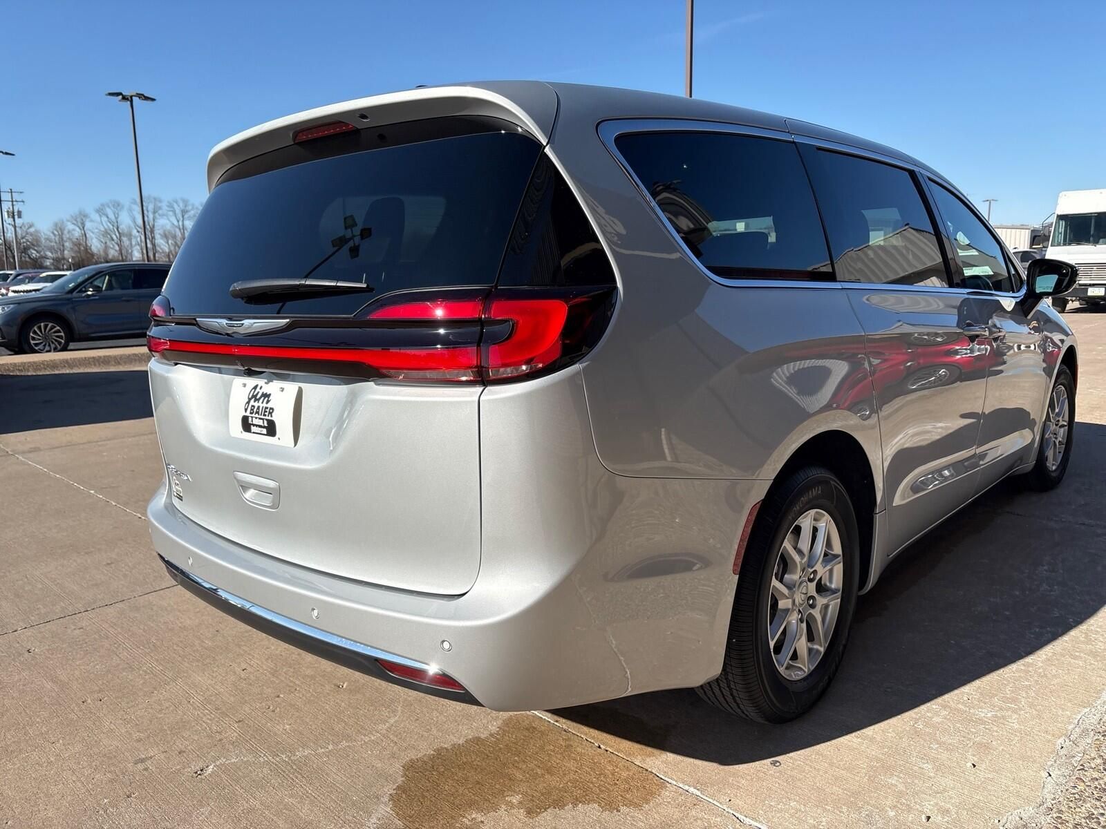 2026 Chrysler Pacifica Select - Photo 9
