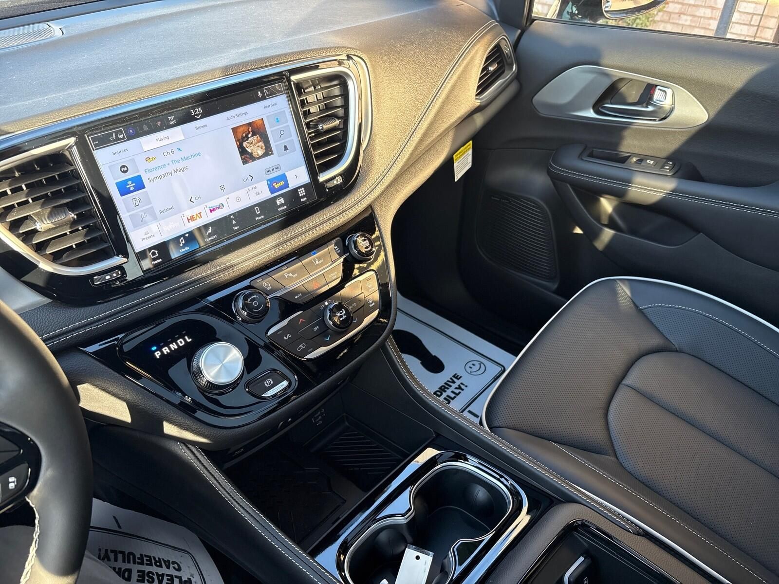2026 Chrysler Pacifica Limited - Photo 18