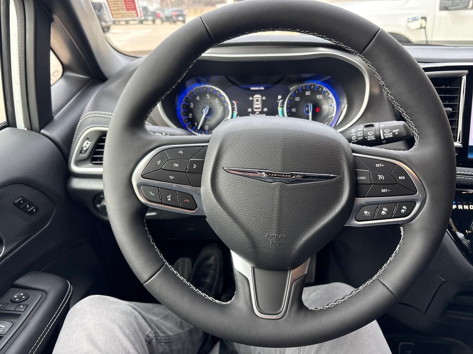 2026 Chrysler Pacifica Select - Photo 14