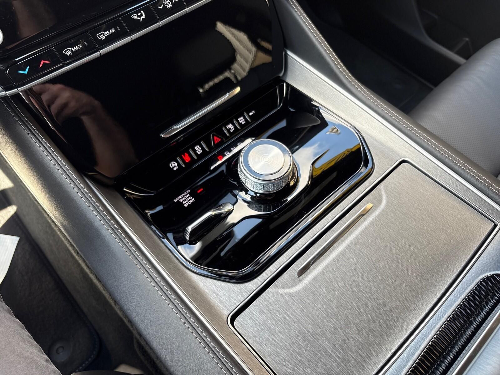 2025 Jeep Wagoneer L Series II - Photo 23