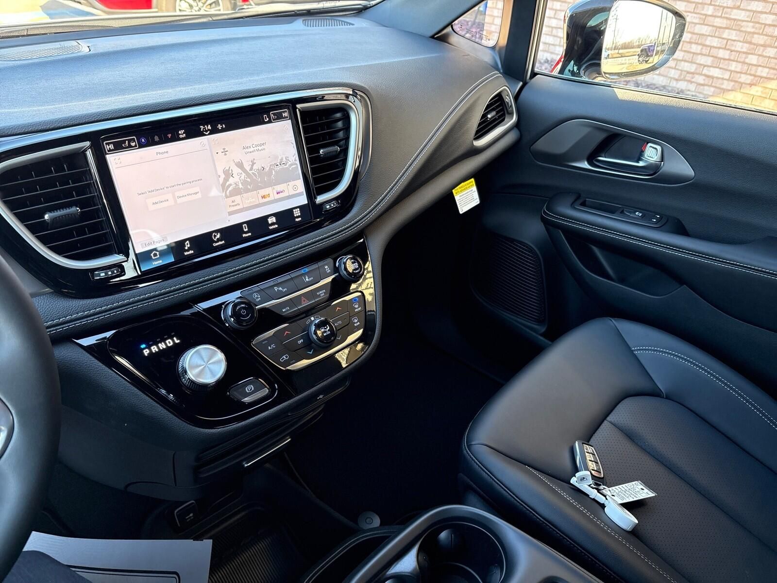 2026 Chrysler Pacifica Select - Photo 16