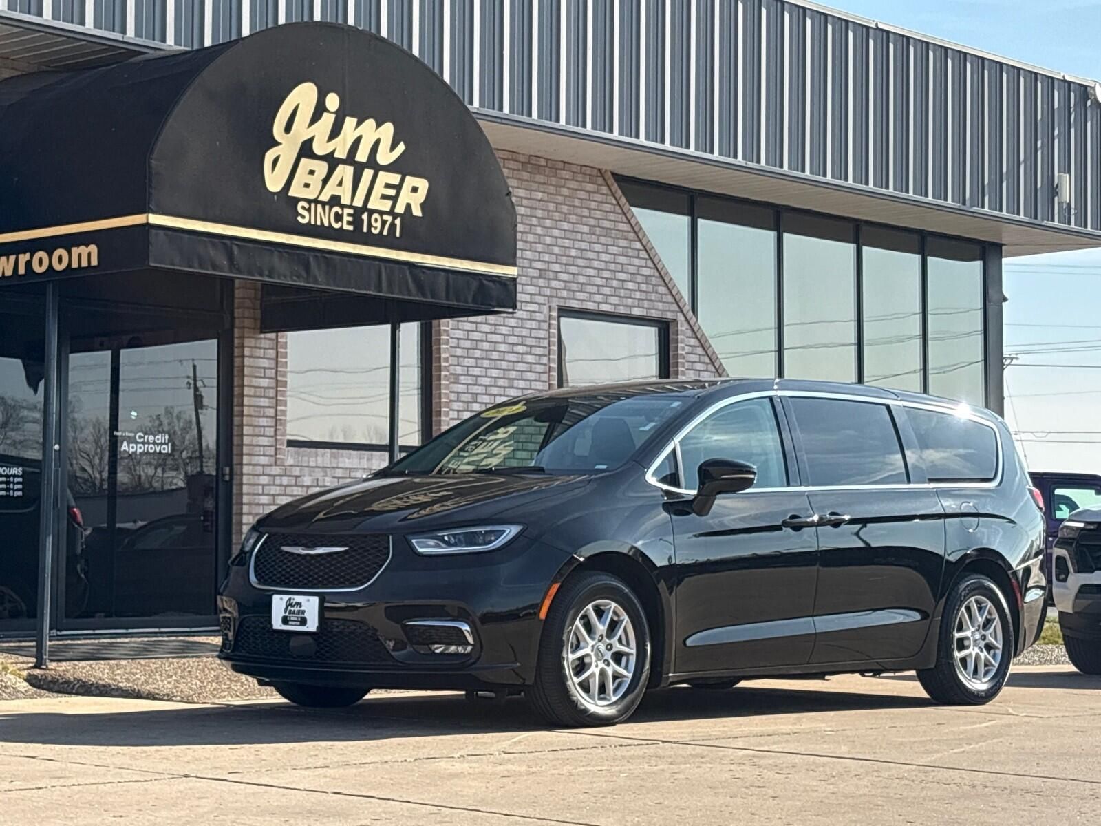 2024 Chrysler Pacifica Touring L's photo