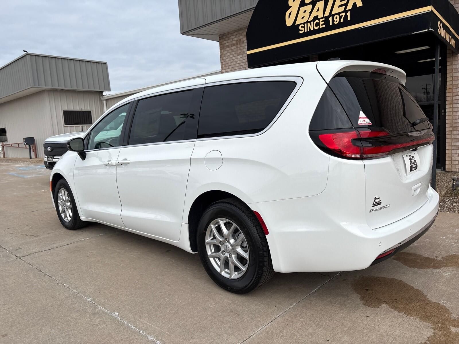 2026 Chrysler Pacifica Select - Photo 11
