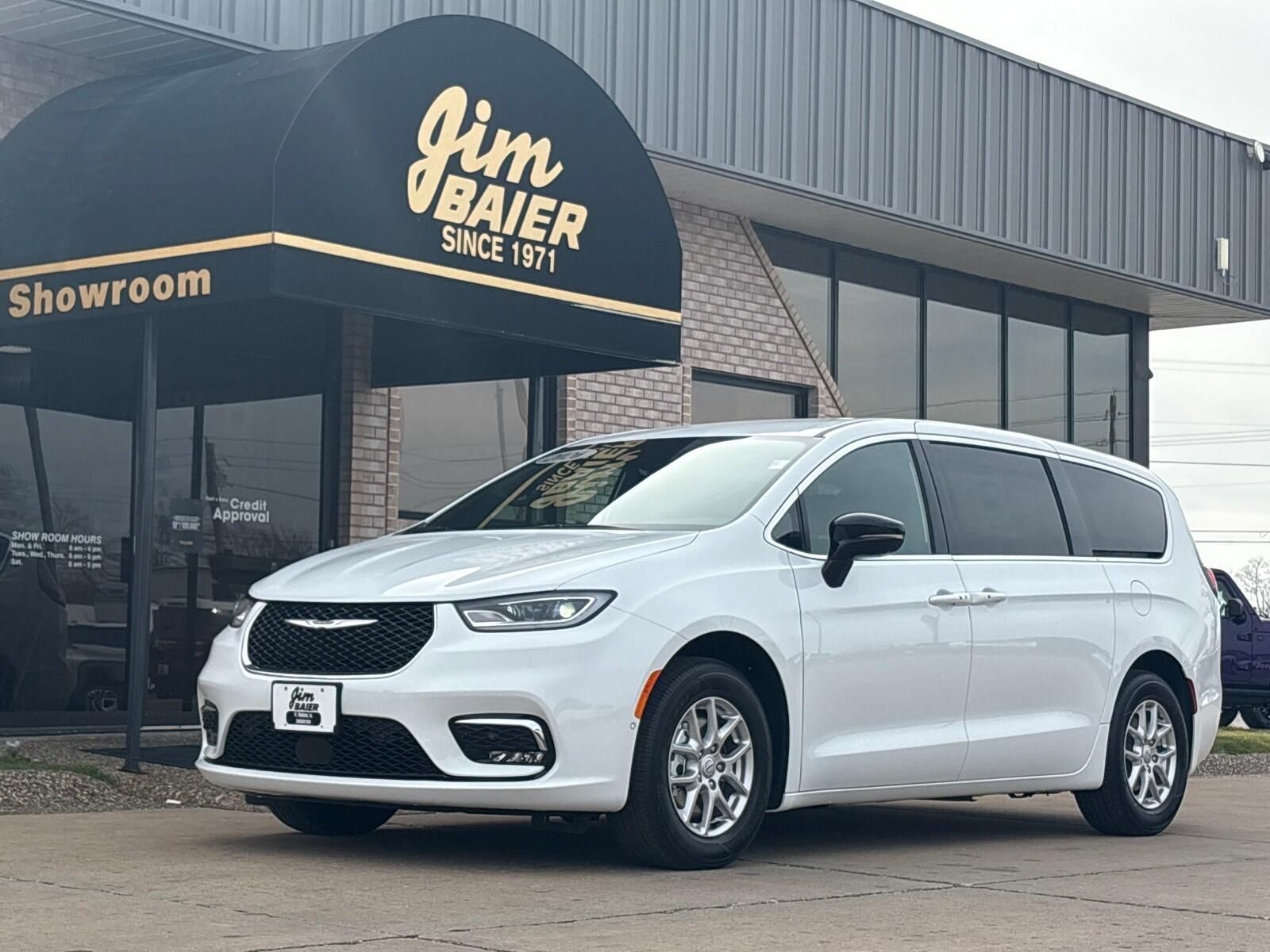 2026 Chrysler Pacifica Select's photo