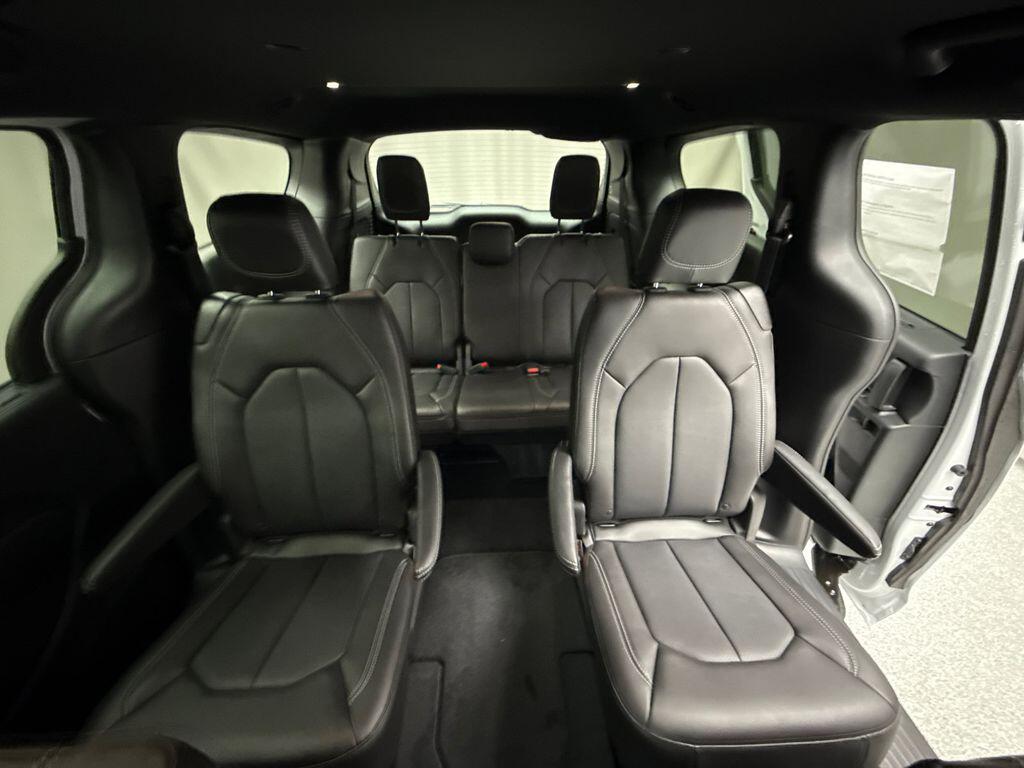 2026 Chrysler Pacifica Select - Photo 13