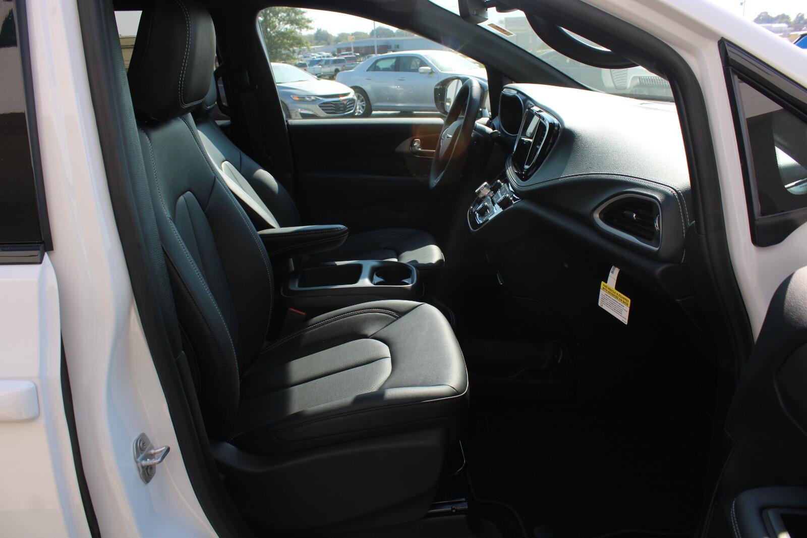 2026 Chrysler Pacifica Select - Photo 24