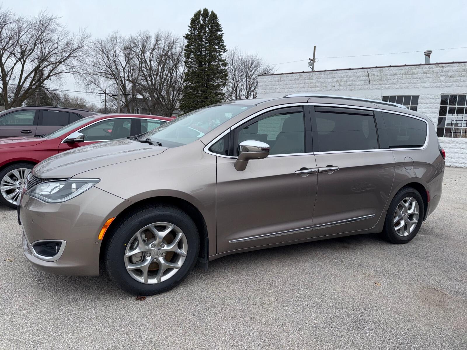 Used 2018 Chrysler Pacifica Limited with VIN 2C4RC1GG2JR247518 for sale in Rockwell City, IA