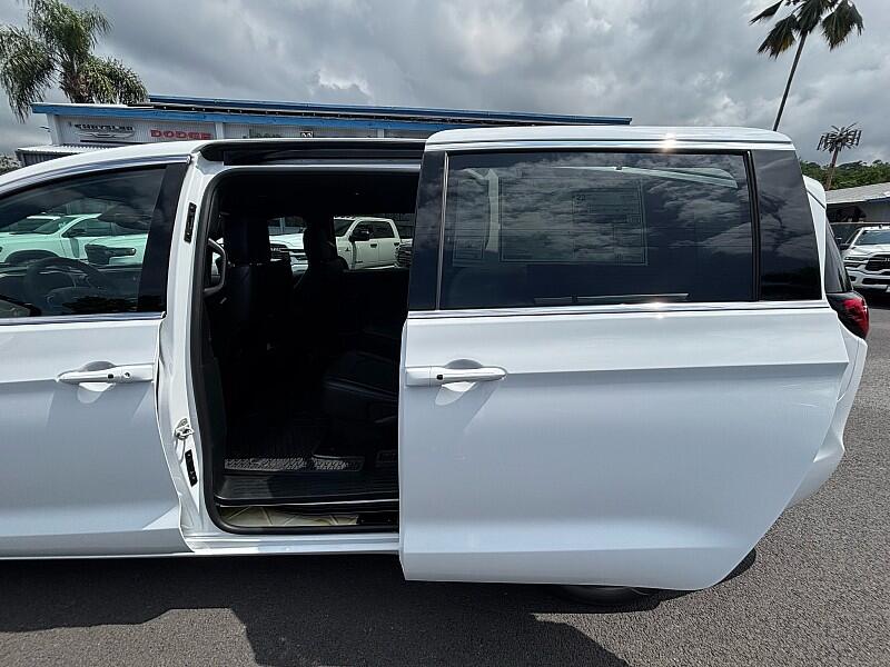 2025 Chrysler Pacifica Select - Photo 16