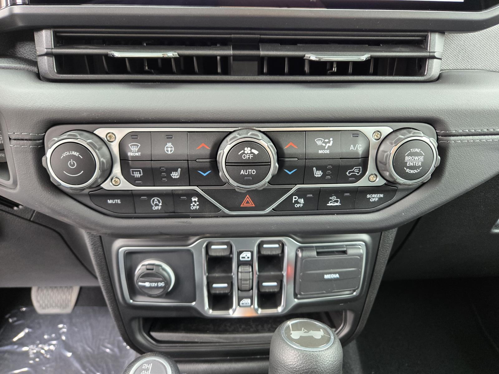 2025 Jeep Wrangler 4-Door Sahara - Photo 12