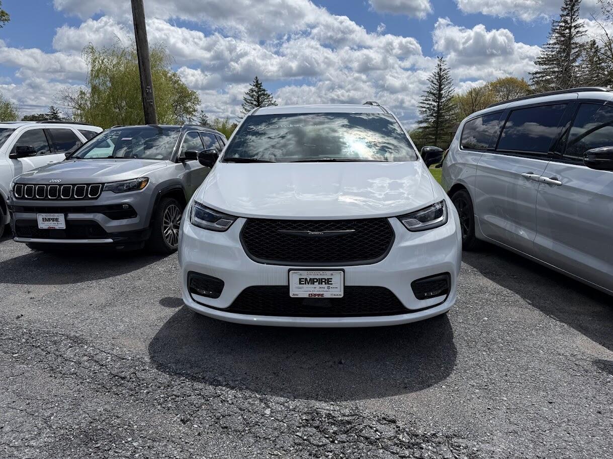 2026 Chrysler Pacifica Select AWD's photo