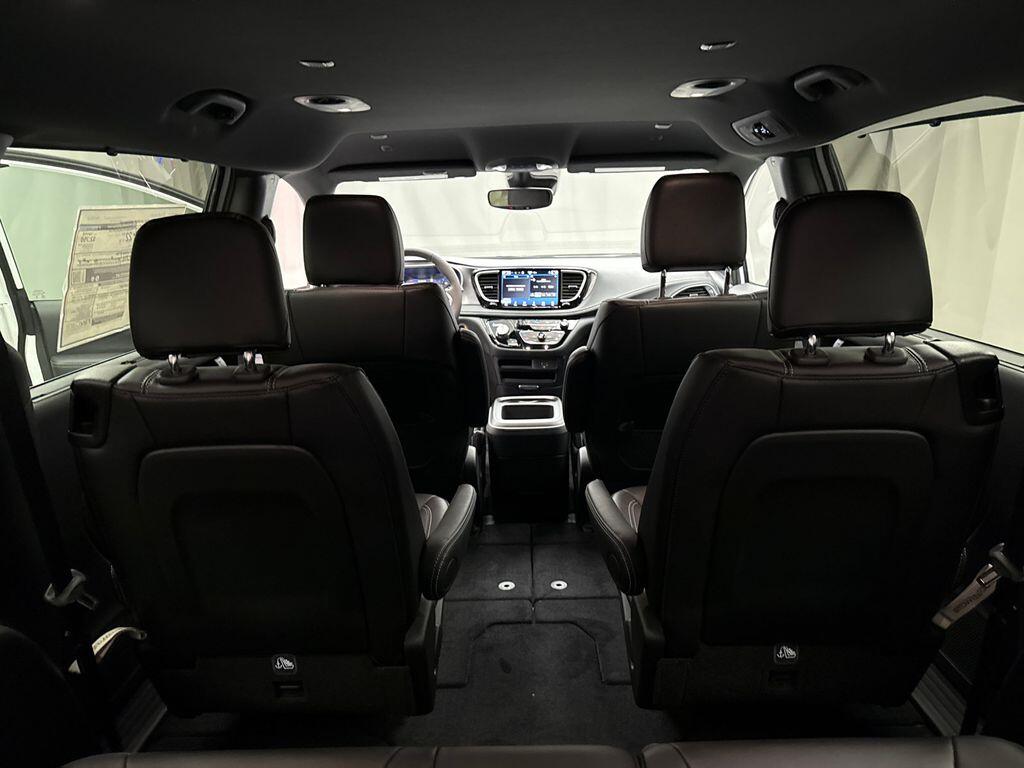 2026 Chrysler Pacifica Select - Photo 17