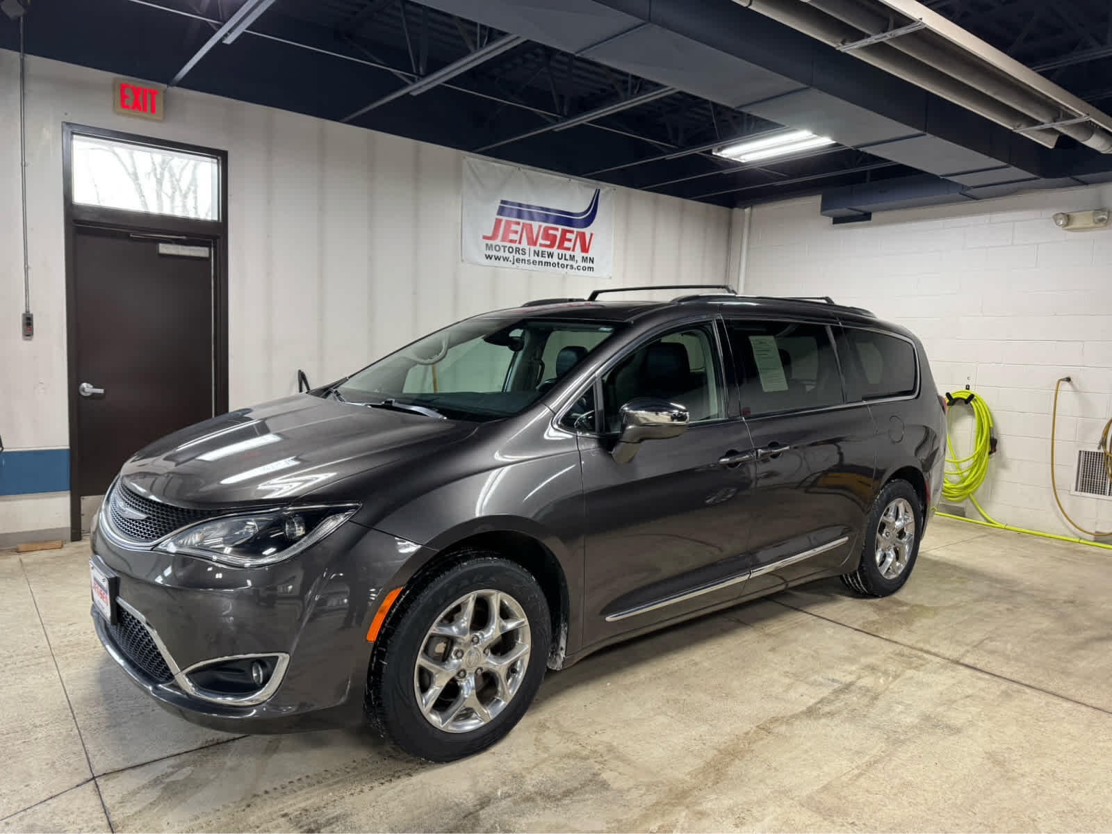 2019 Chrysler Pacifica Limited's photo