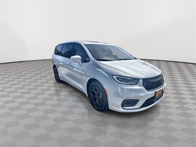 Used 2022 Chrysler Pacifica Hybrid Limited with VIN 2C4RC1S76NR201915 for sale in Englewood, NJ