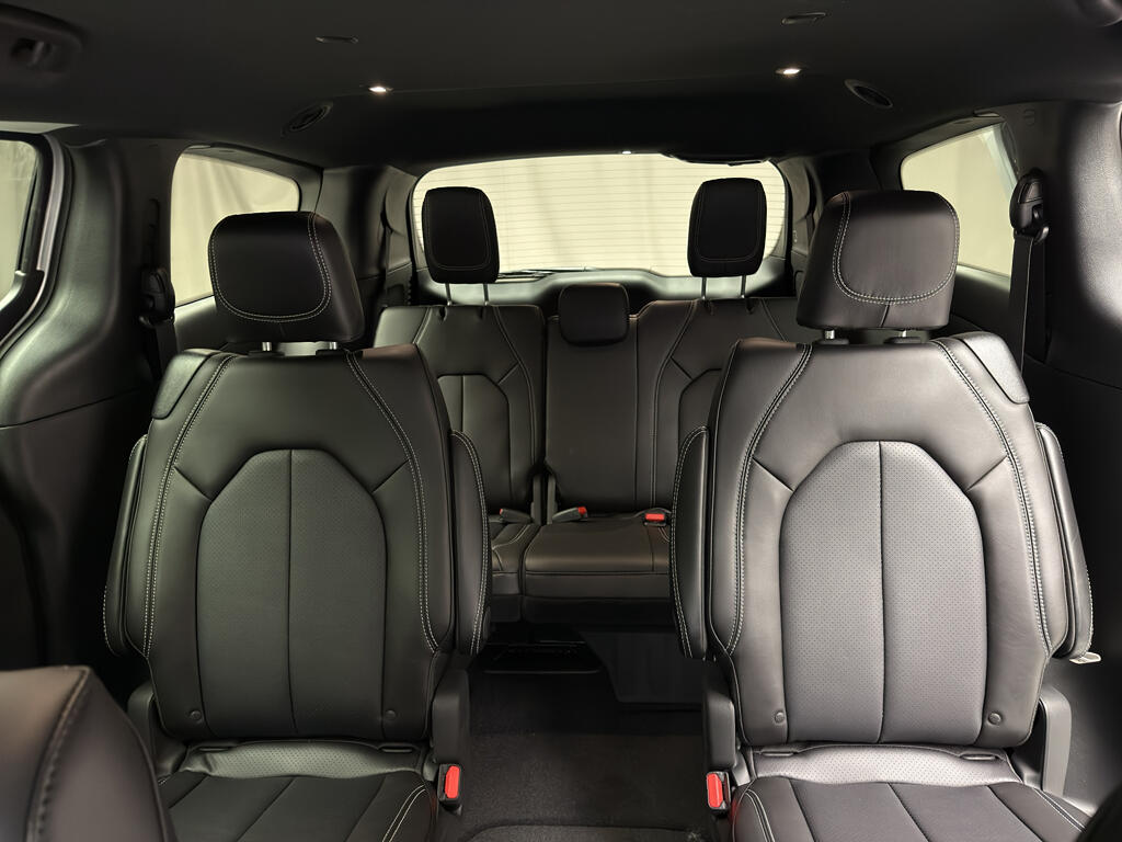 2026 Chrysler Pacifica Select - Photo 13