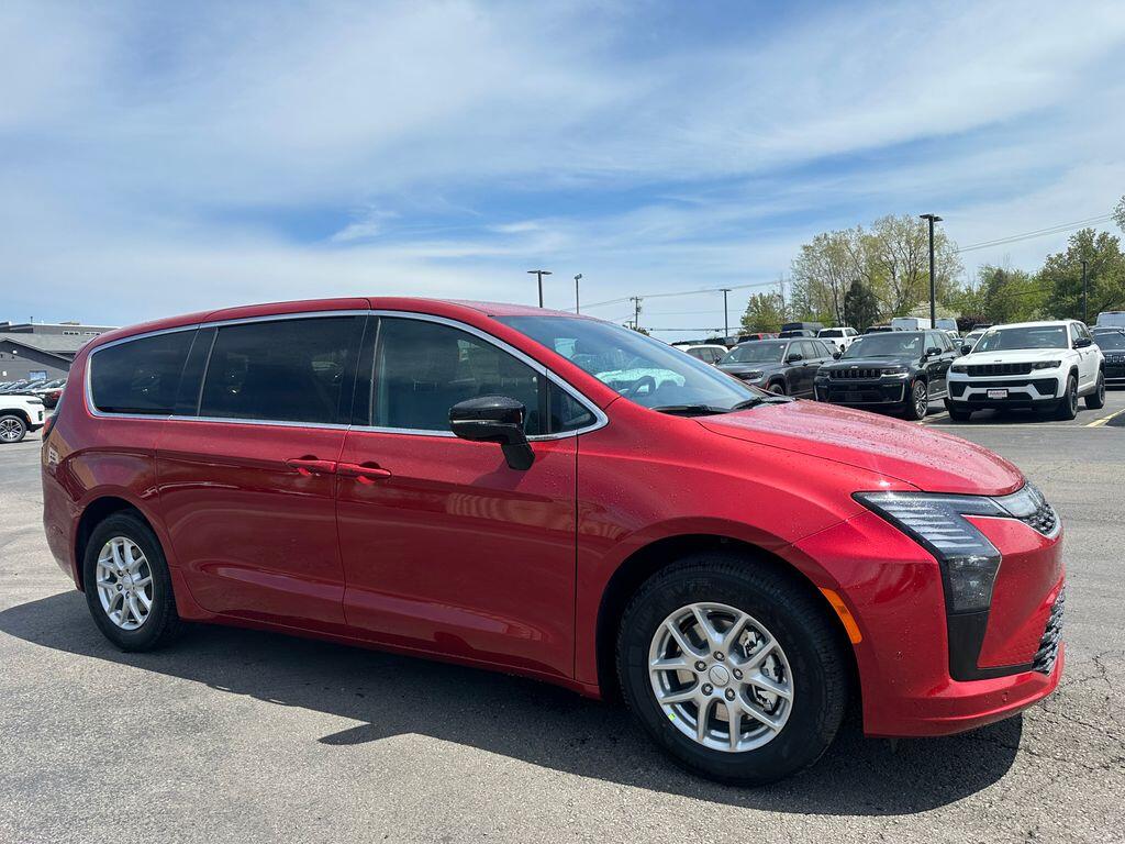 2027 Chrysler Pacifica Select's photo