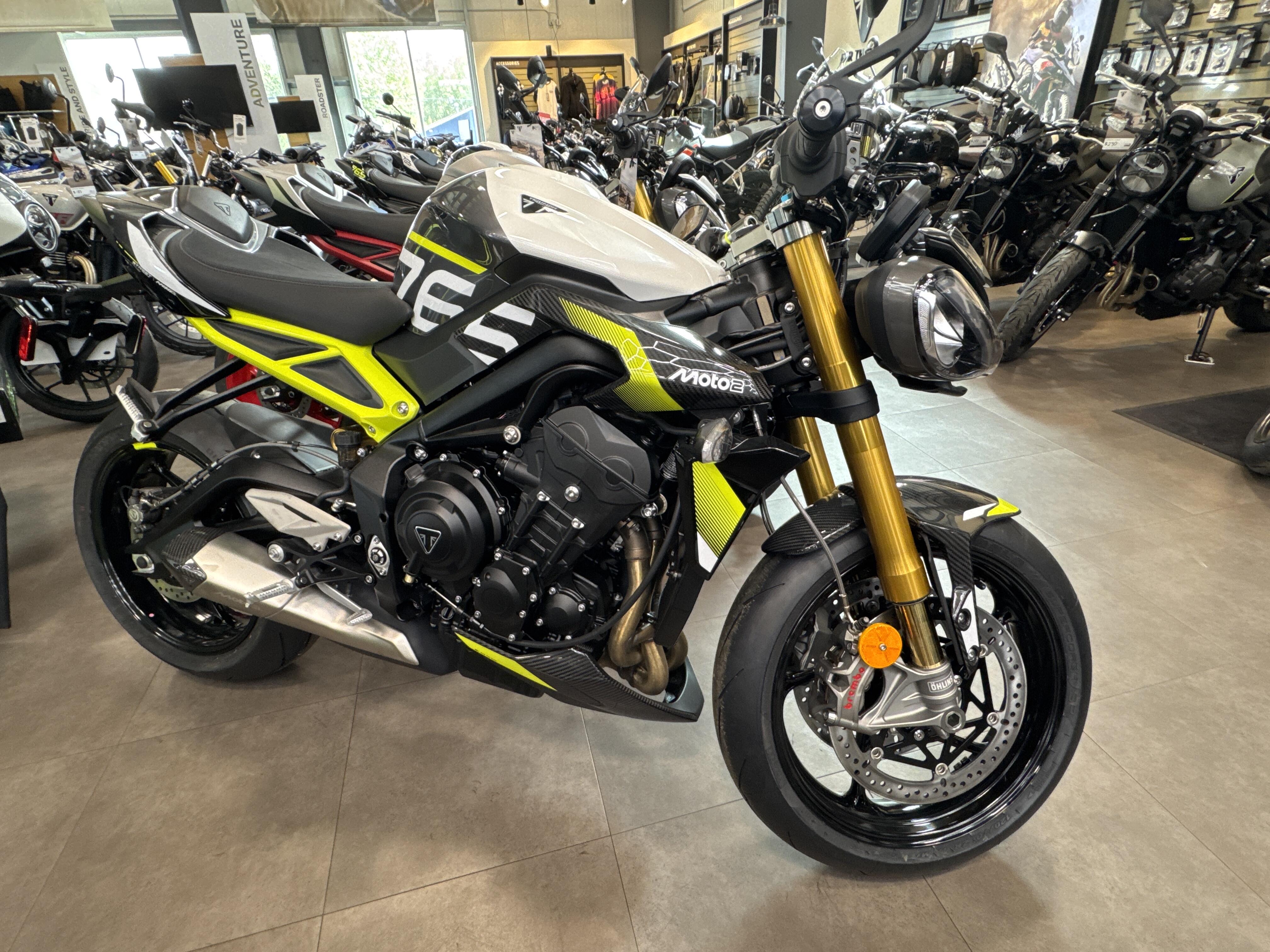 2026 Triumph STREET TRIPLE MOTO 2