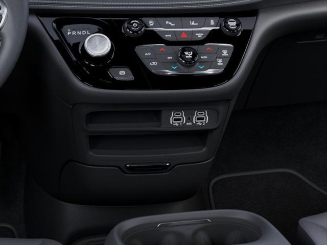 2025 Chrysler Pacifica Select - Photo 24