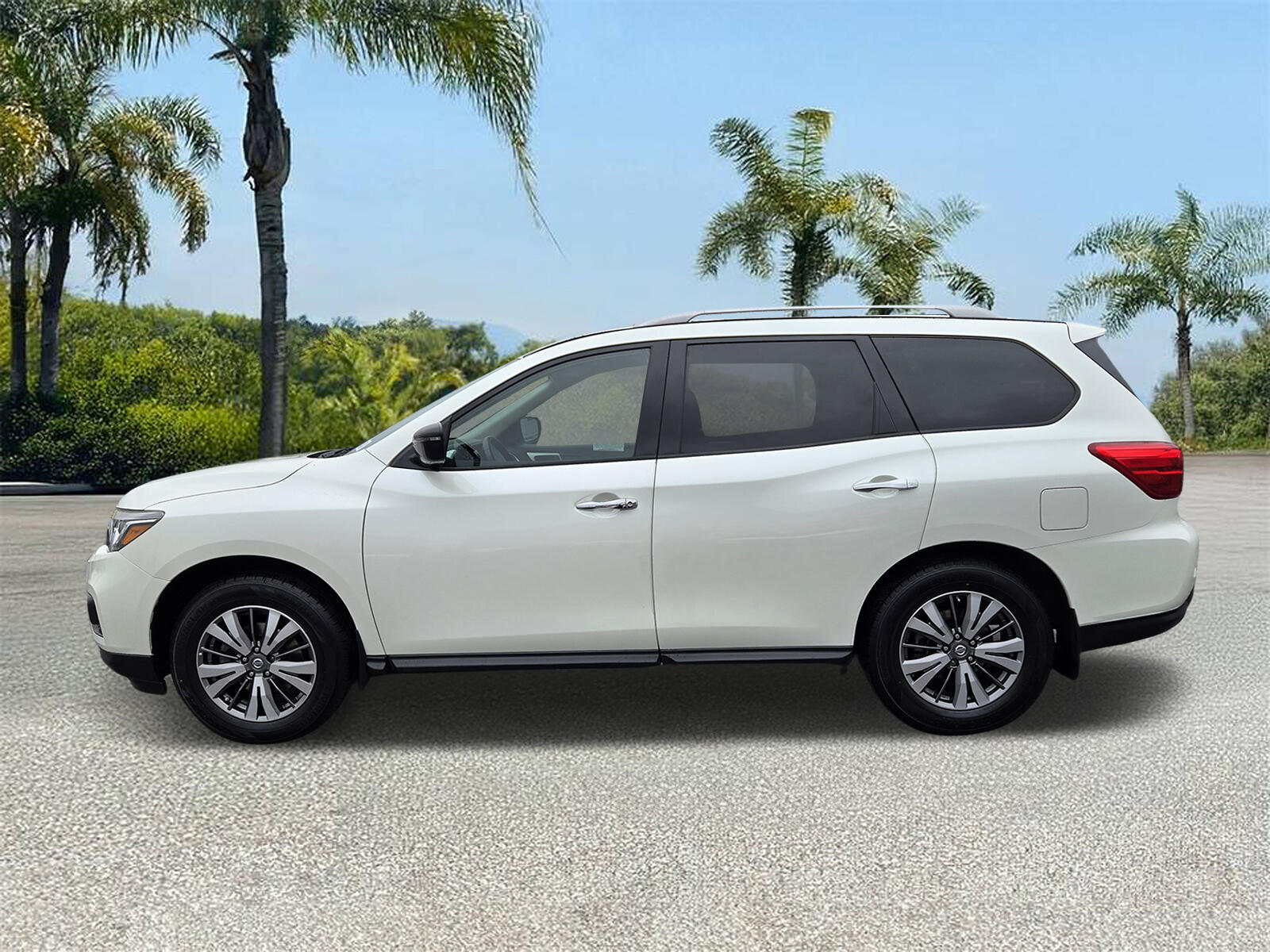 Used 2018 Nissan Pathfinder SV with VIN 5N1DR2MN1JC648550 for sale in Downey, CA