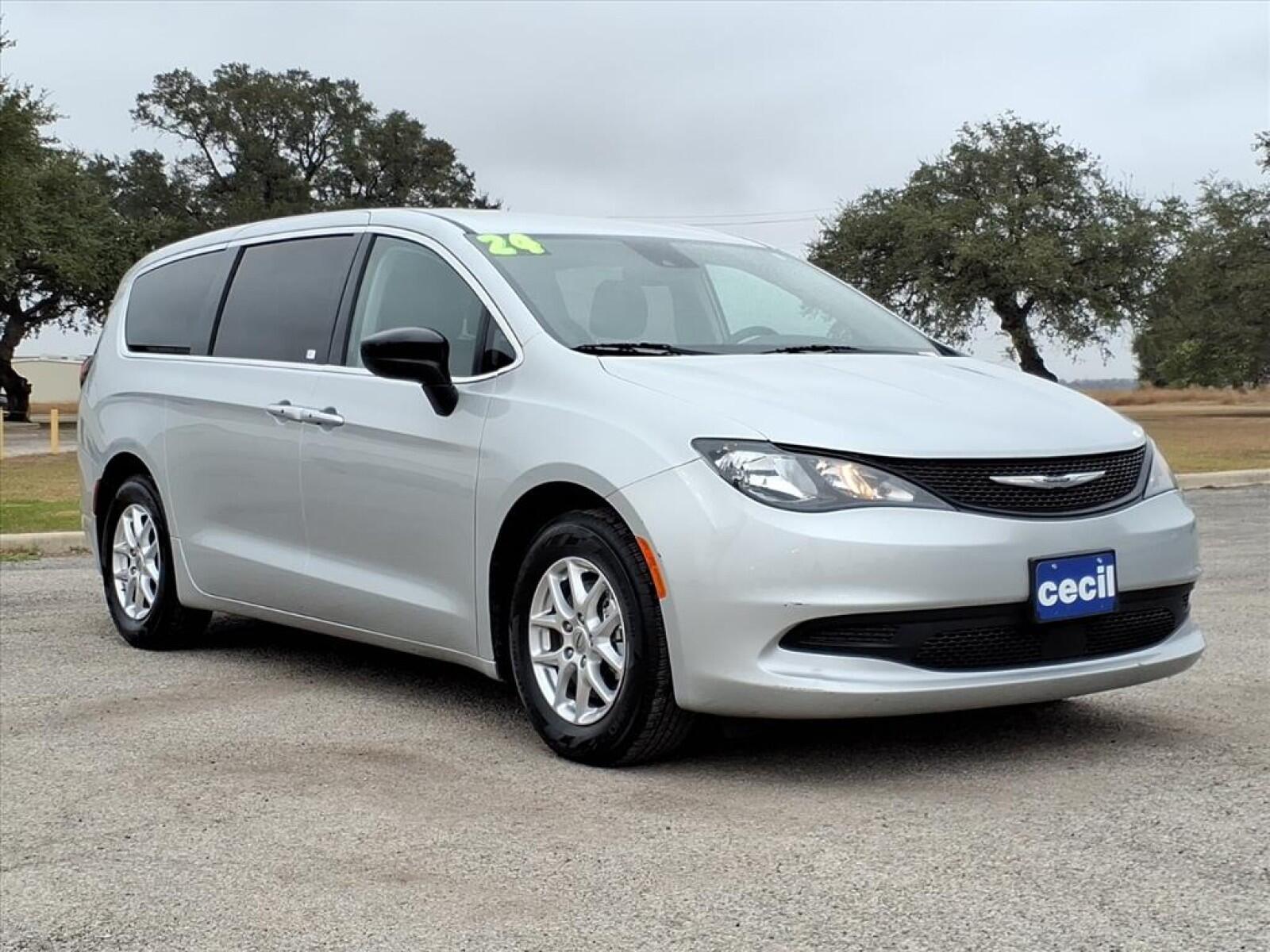 Used 2024 Chrysler Voyager LX's photo