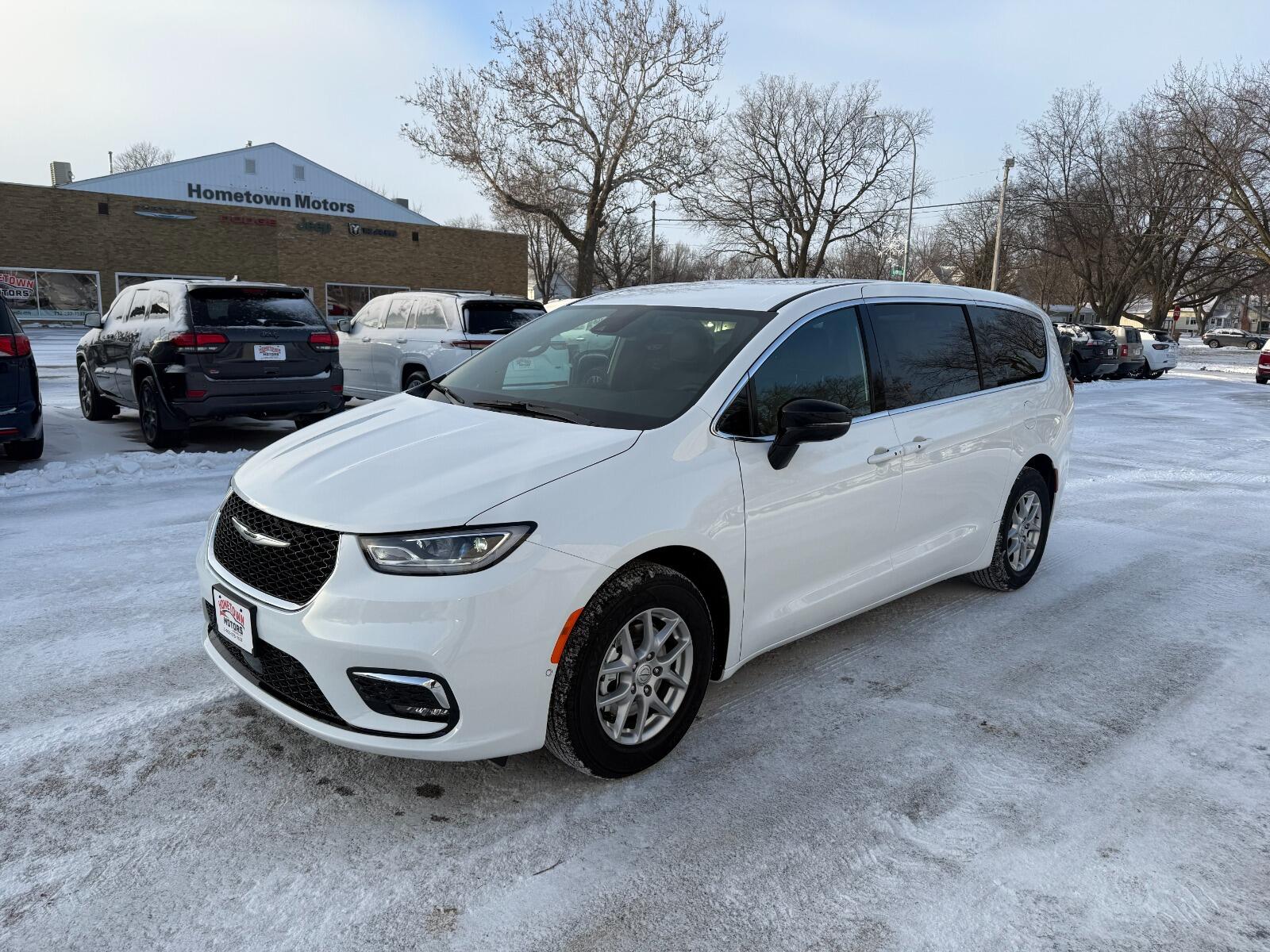 2026 Chrysler Pacifica Select's photo