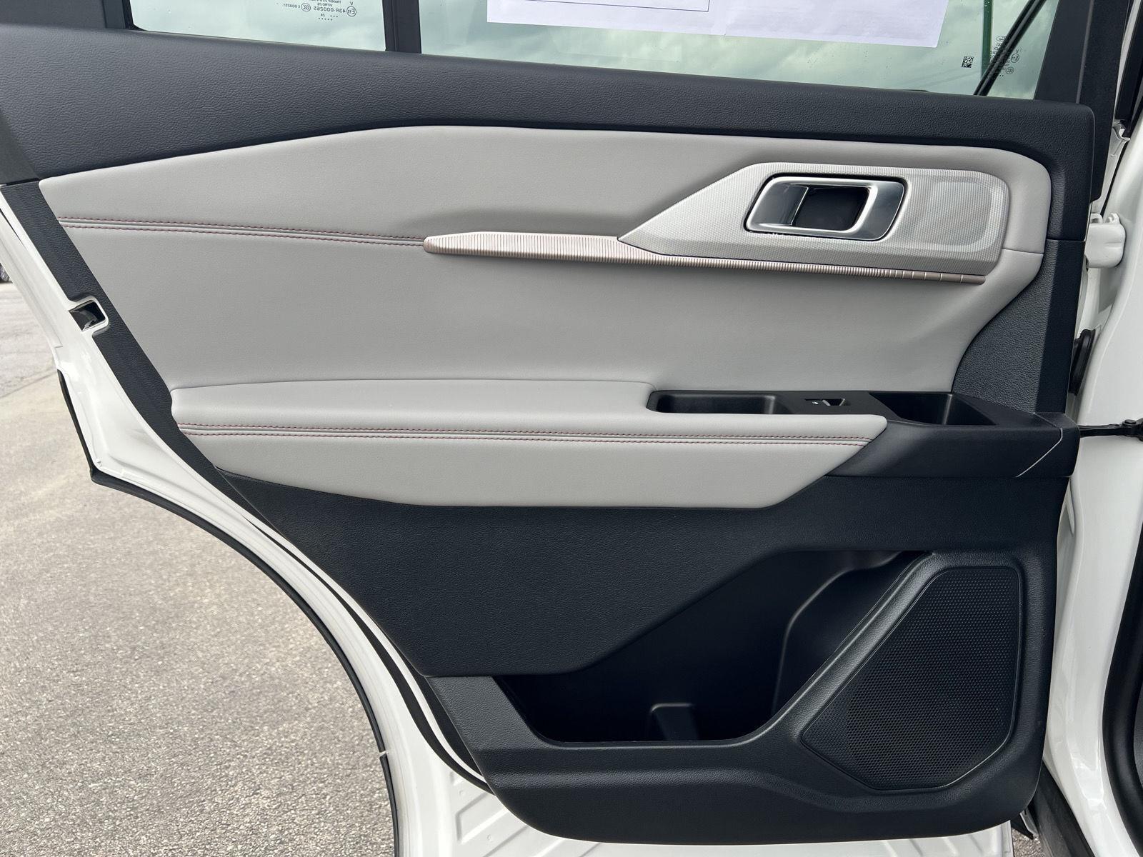 2025 Ford Explorer Active - Photo 16