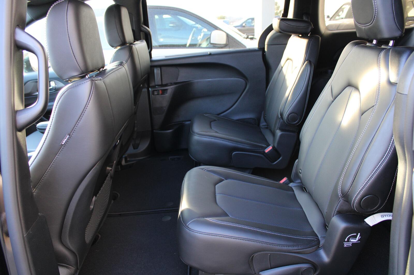 2026 Chrysler Pacifica Select - Photo 30