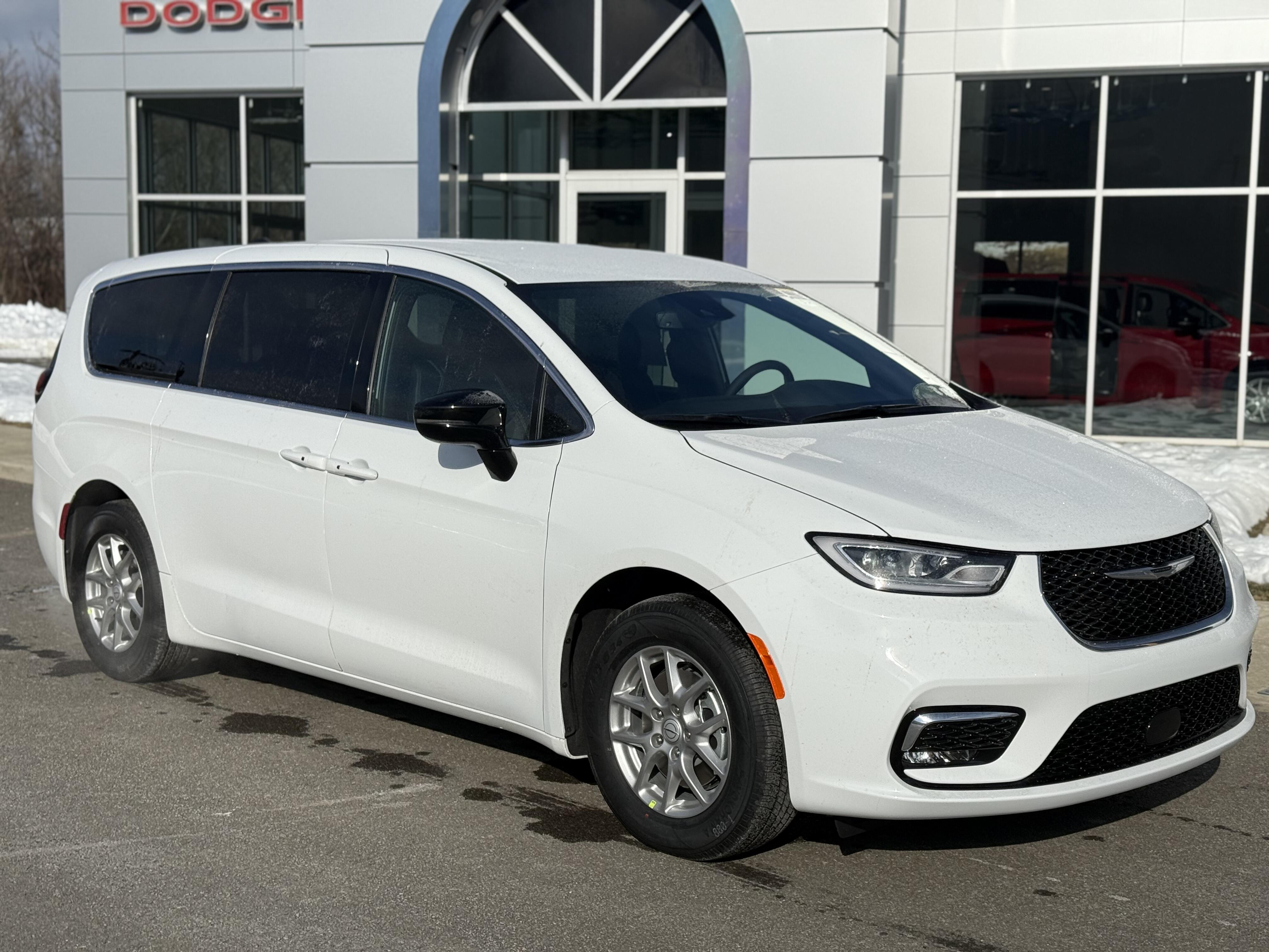 2026 Chrysler Pacifica Select's photo