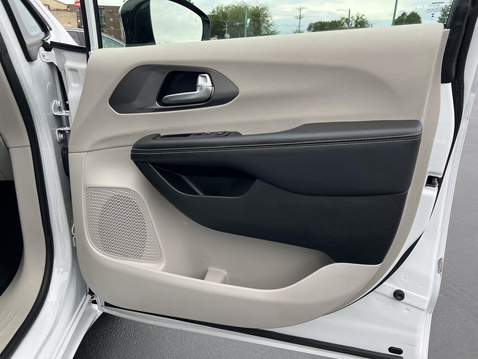 2024 Chrysler Pacifica Touring L - Photo 9