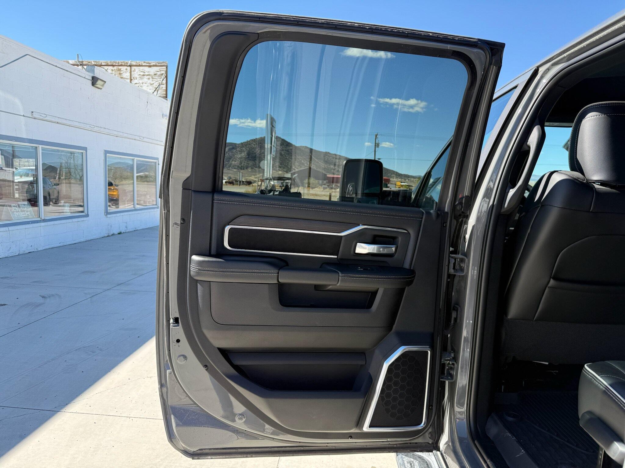 2026 RAM 3500 Laramie - Photo 21