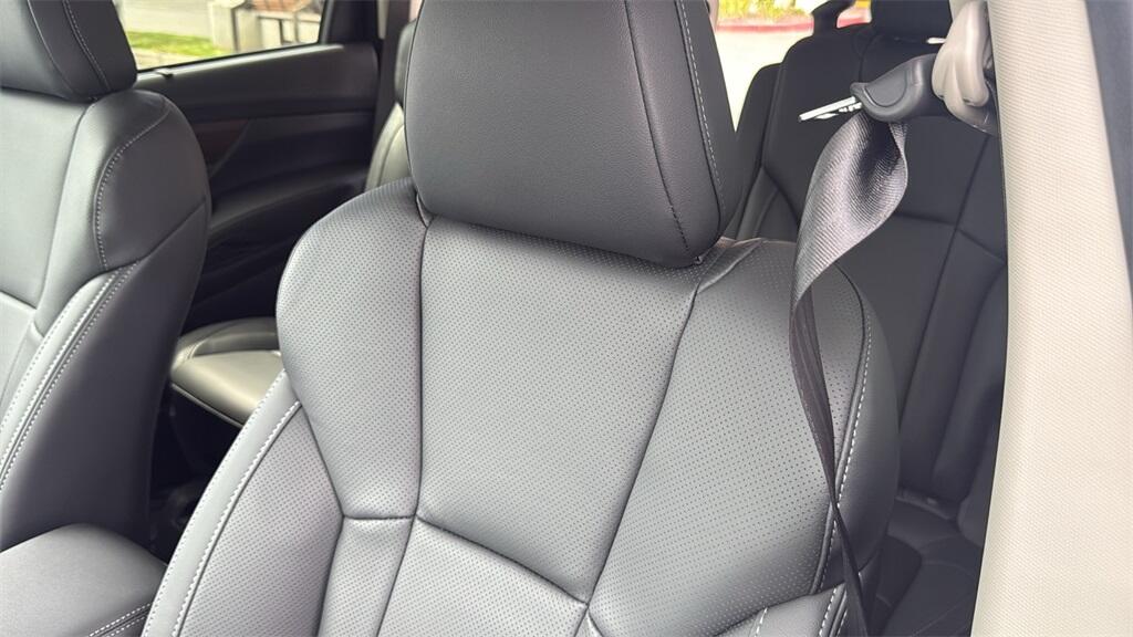 2025 Subaru Ascent Touring's photo