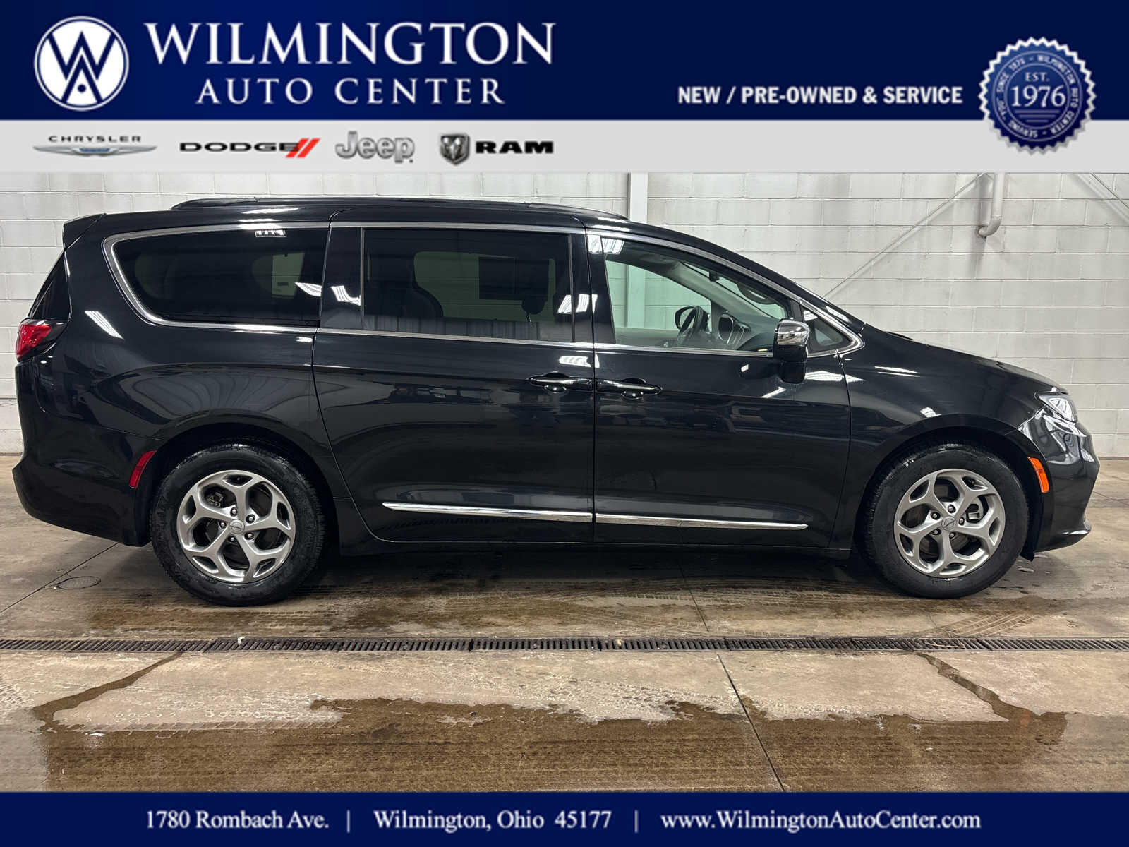 2023 Chrysler Pacifica Limited's photo