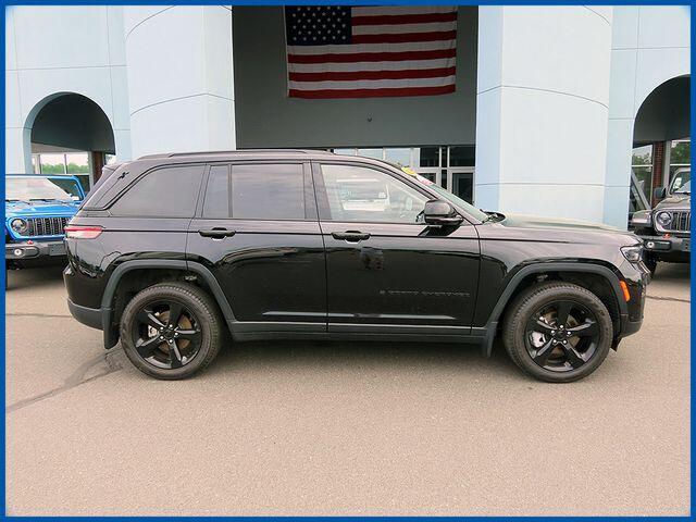 2023 Jeep Grand Cherokee's photo