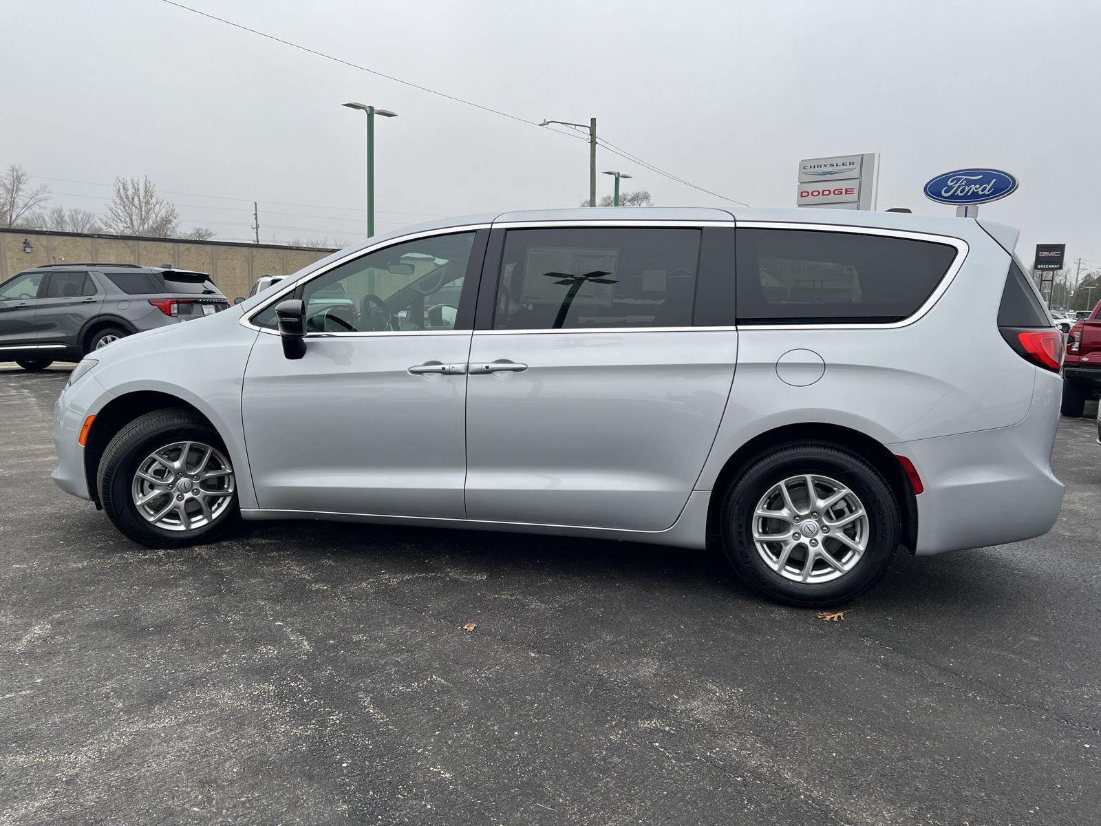 2026 Chrysler Voyager LX - Photo 8