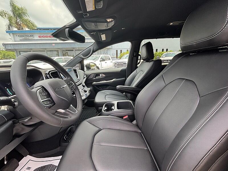 2025 Chrysler Pacifica Select - Photo 10