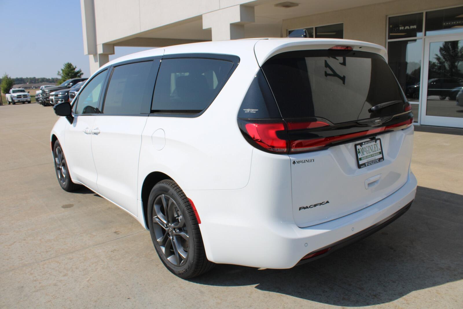2026 Chrysler Pacifica Select - Photo 9