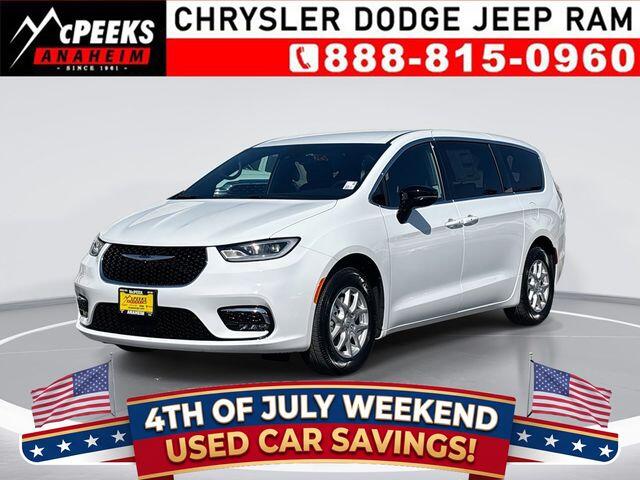 2026 Chrysler Pacifica Select's photo
