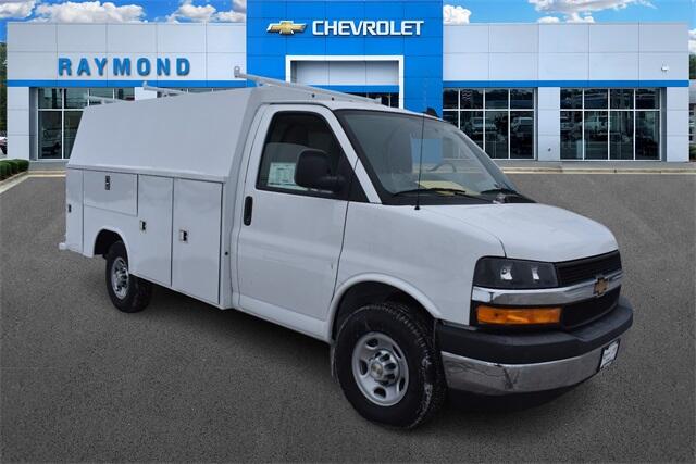 2025 Chevrolet Express Cutaway Base