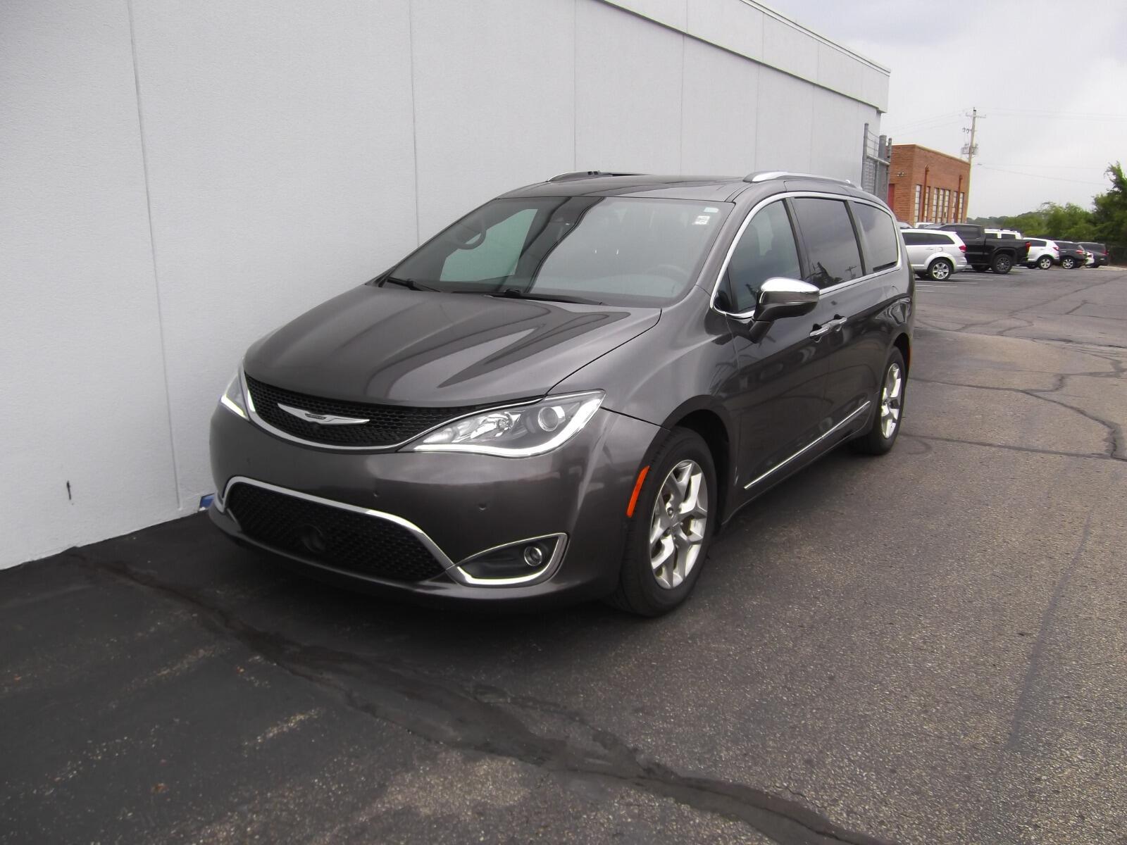 Used 2020 Chrysler Pacifica Limited with VIN 2C4RC1GG8LR137852 for sale in Kansas City