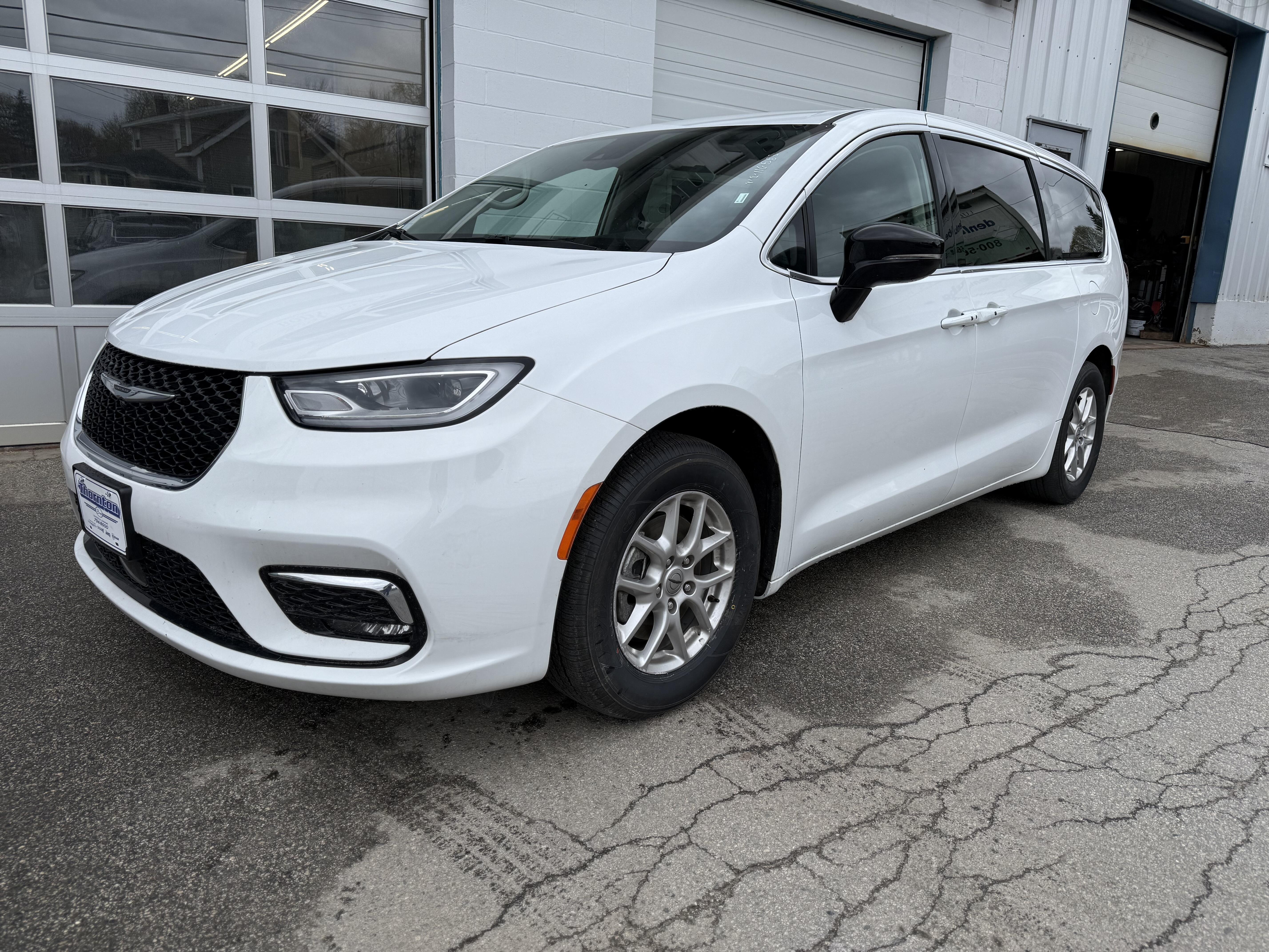 2024 Chrysler Pacifica Touring L's photo