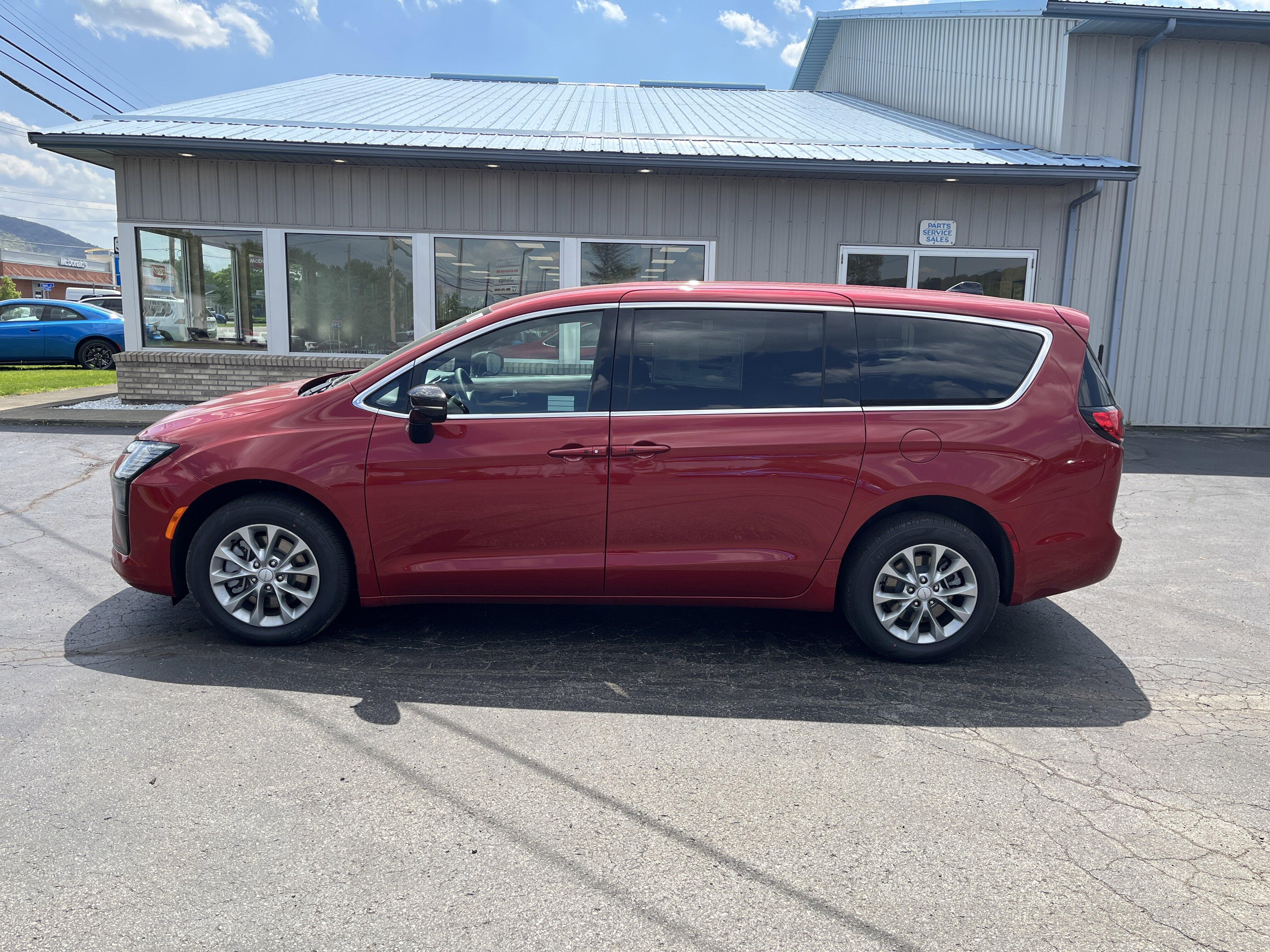2027 Chrysler Pacifica Select AWD's photo