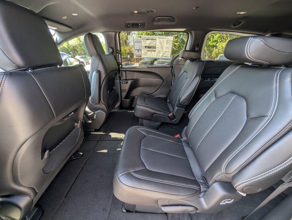 2026 Chrysler Pacifica Select - Photo 9