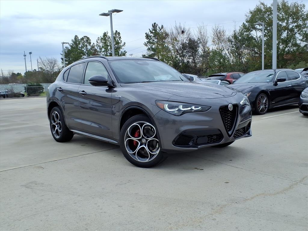 2025 Alfa Romeo Stelvio Base's photo