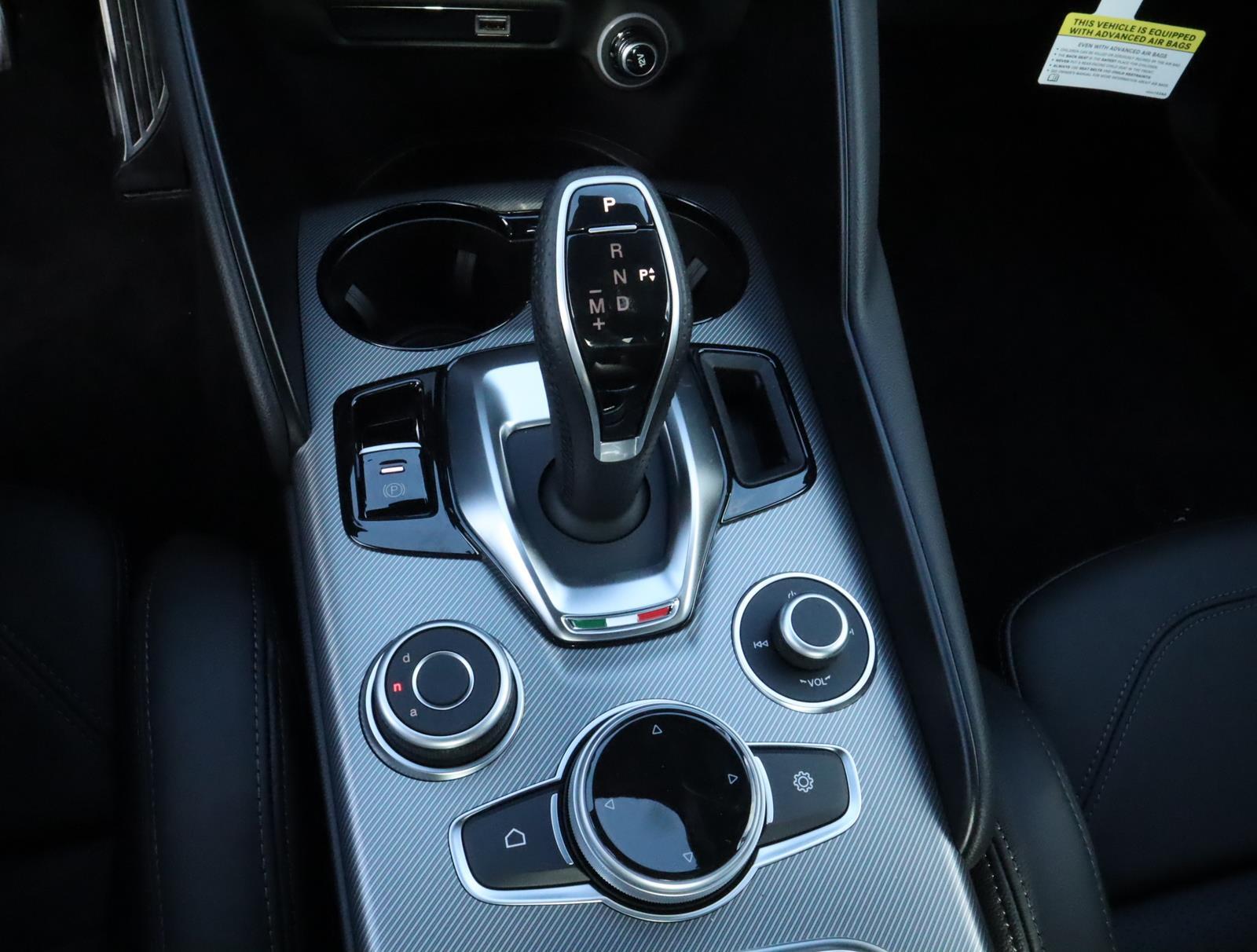 2025 Alfa Romeo Giulia Base - Photo 11