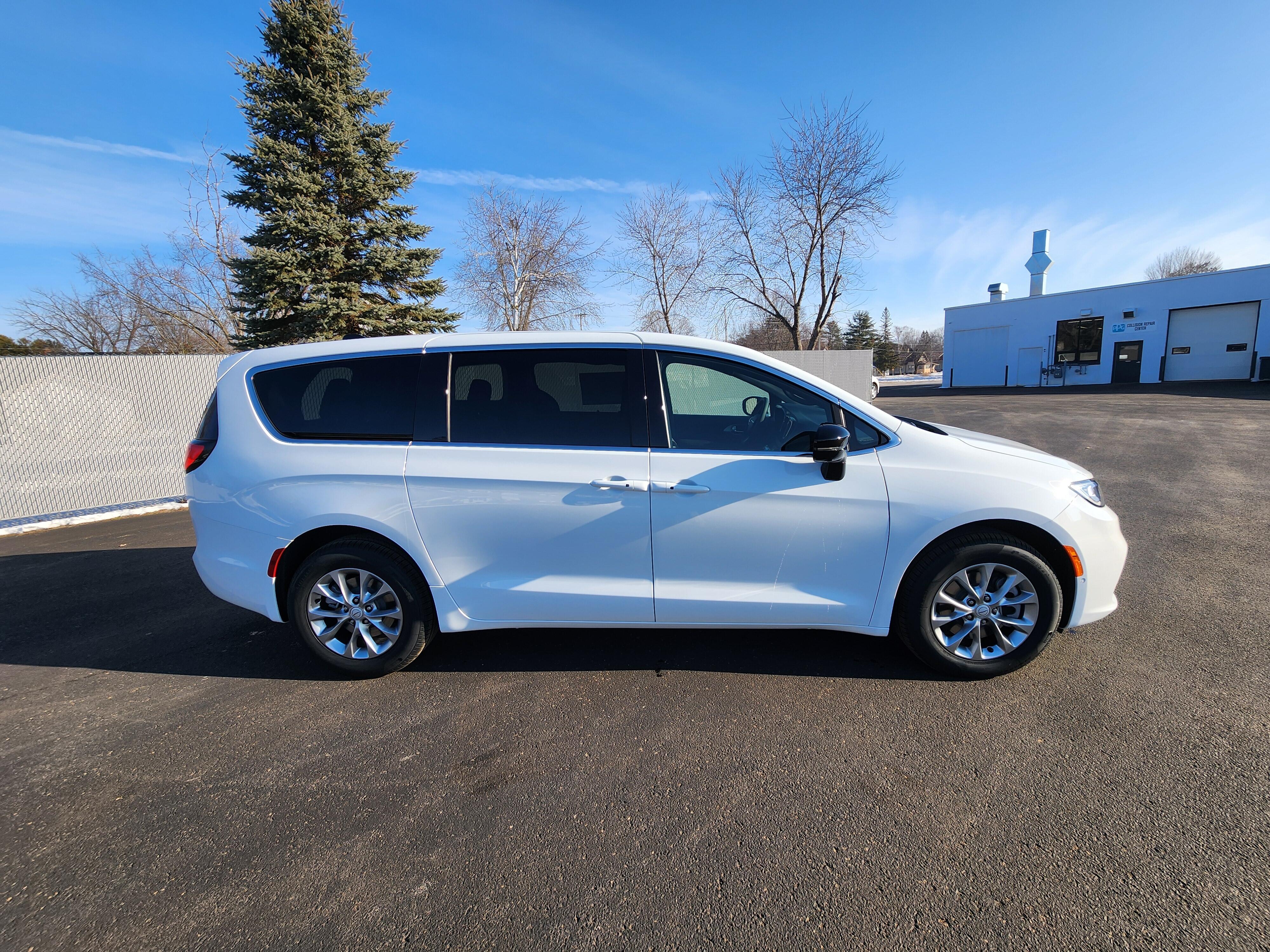 2026 Chrysler Pacifica Limited AWD's photo