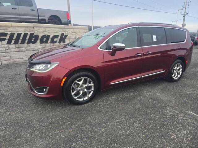 2017 Chrysler Pacifica Limited's photo