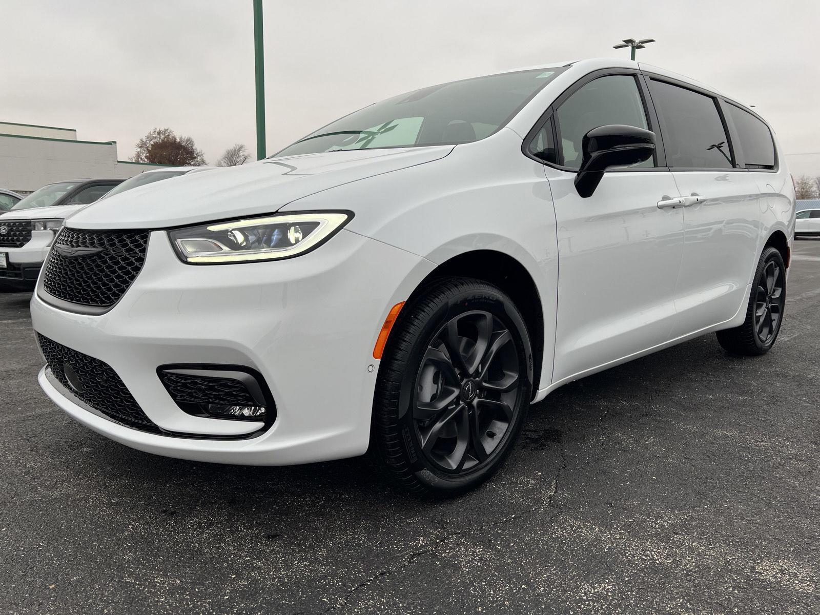 2026 Chrysler Pacifica Select - Photo 11