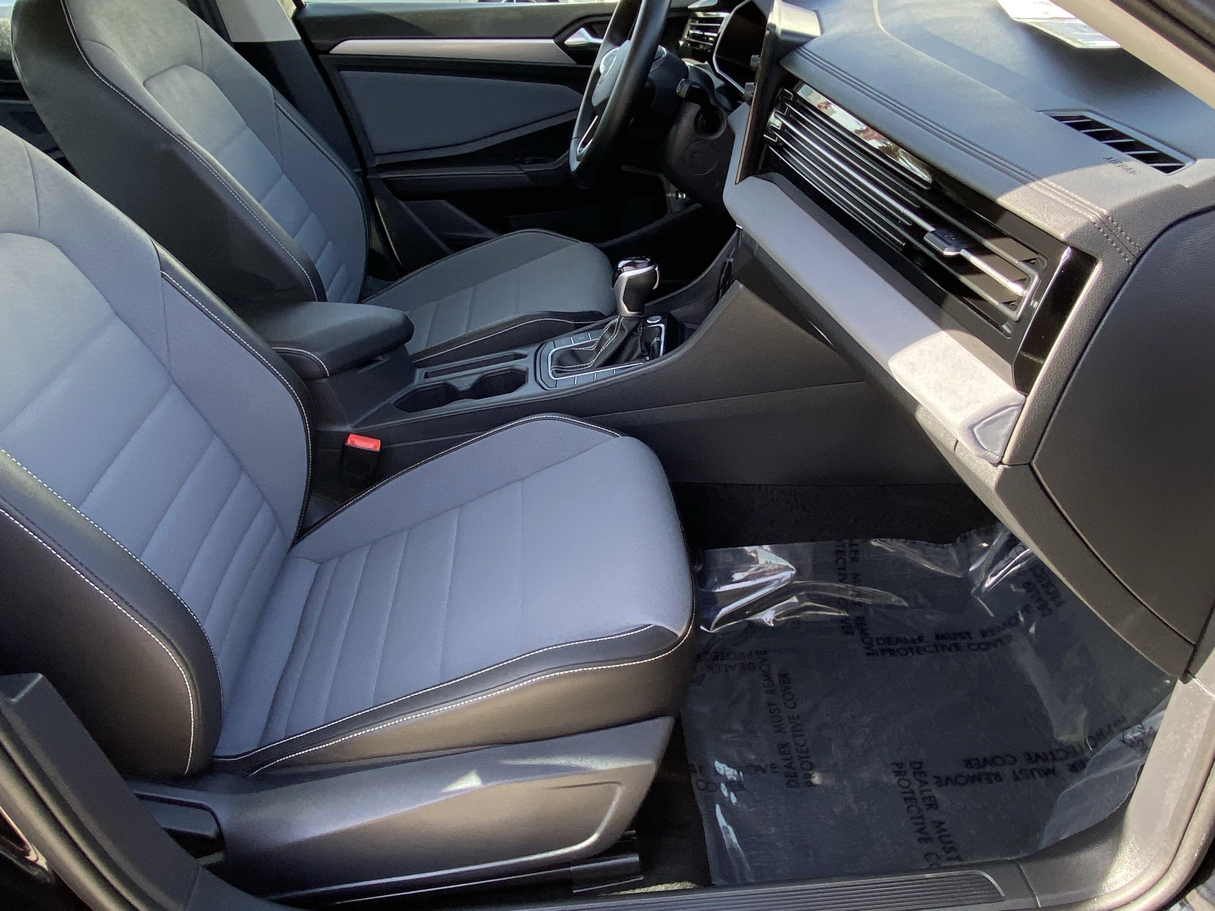 2025 Volkswagen Jetta SE - Photo 10