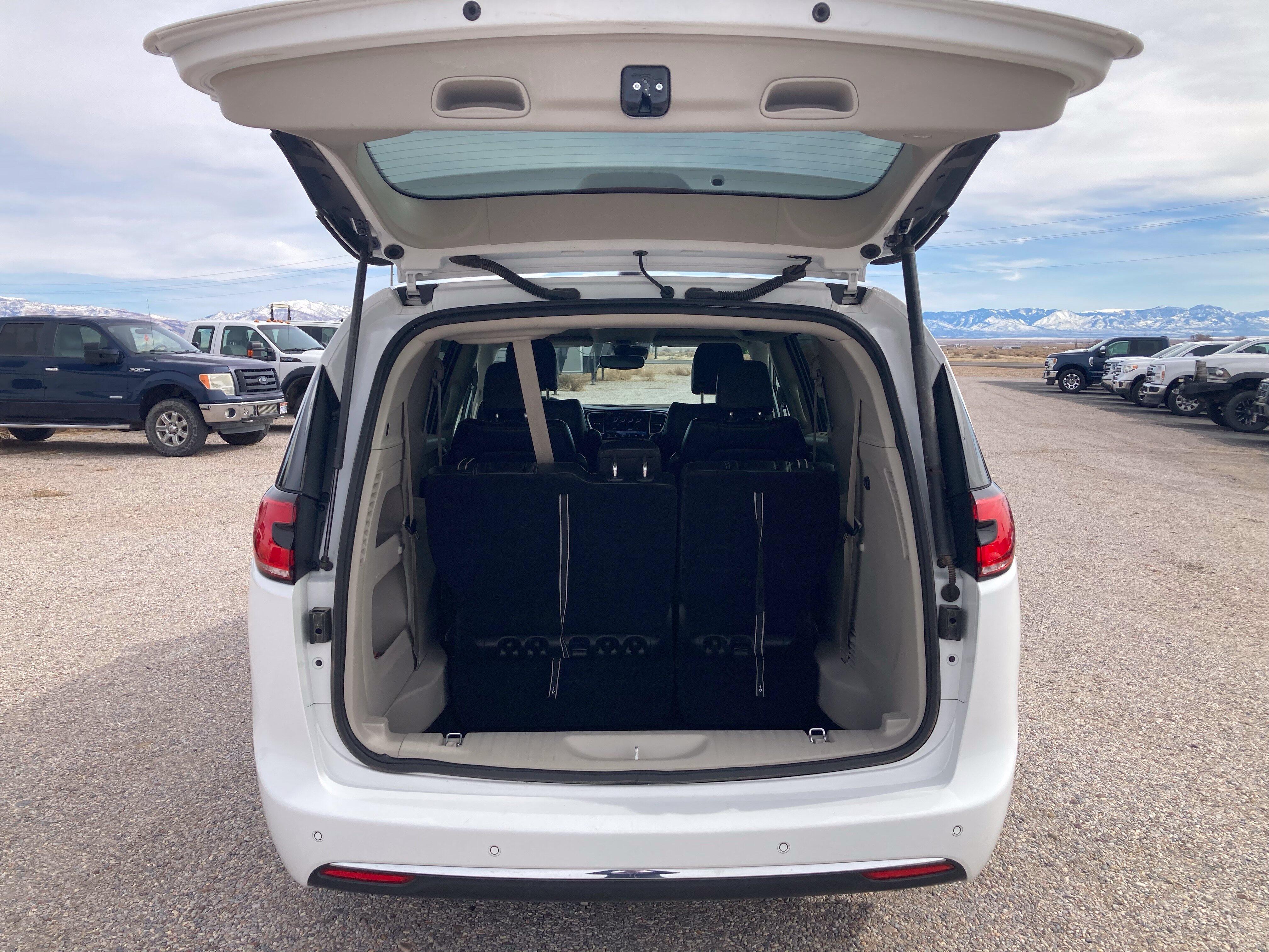 2024 Chrysler Pacifica Touring L - Photo 11