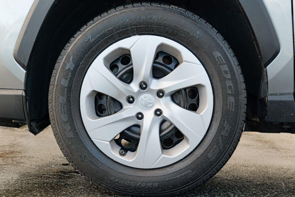 2024 Toyota RAV4 LE - Photo 15
